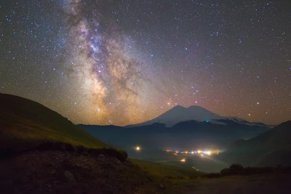 Nachtlandschaft über den Bergen — Stockfoto