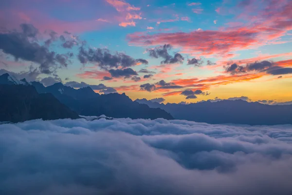 Bulutlu vadi üzerinden günbatımı — Stok fotoğraf