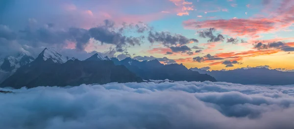Solnedgång över Kaukasus bergen — Stockfoto