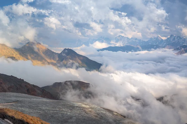 Giornata nuvolosa in montagna — Foto Stock