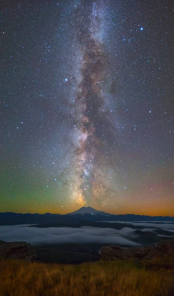 Milchstraße über Elbrus — Stockfoto