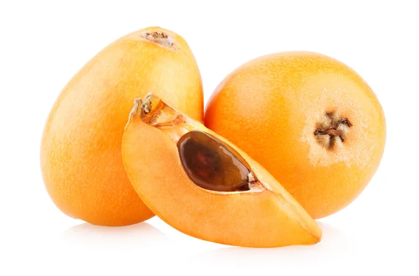 Rijpe loquats geïsoleerd — Stockfoto