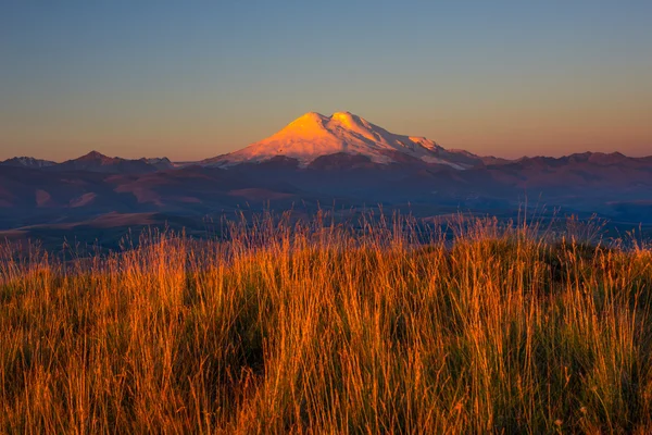 Monte Elbrus de manhã — Fotografia de Stock