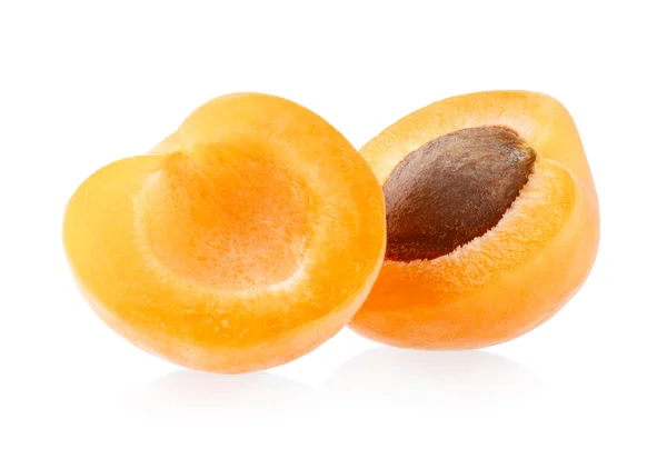 Reife Aprikosenhälften isoliert — Stockfoto