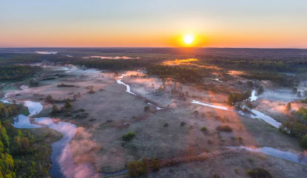 Nebliger Sonnenaufgang über dem Fluss Biarezina — Stockfoto
