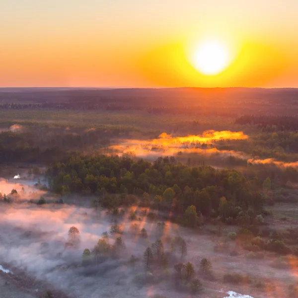 Nascer do sol nebuloso sobre o rio Berezina — Fotografia de Stock