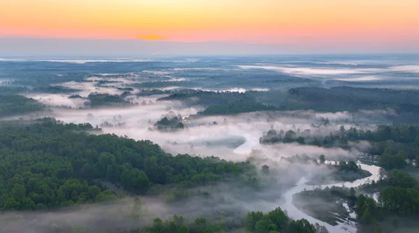 Kabut di atas sungai Berezina Barat — Stok Foto