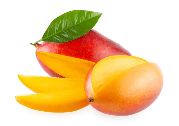 Rijp Mango Met Plakjes Geïsoleerd Witte Achtergrond Met Clipping Pad — Stockfoto