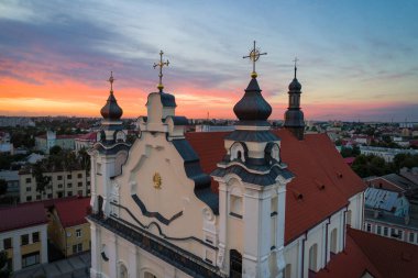 Pinsk üzerinde güzel bir akşam gökyüzü (Belarus)