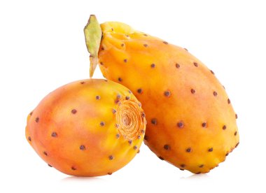 Beyaz zemin üzerinde taze kaktüs meyvesi (dikenli armut, opuntia) izole