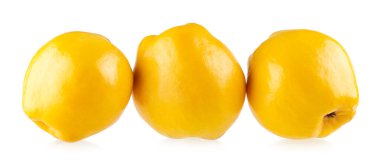 Beyaz arkaplanda izole edilmiş geniş alan derinliğine sahip quince fotoğrafı