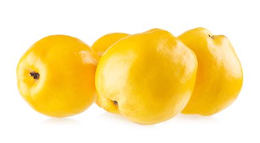 Beyaz arkaplanda izole edilmiş geniş alan derinliğine sahip quince fotoğrafı