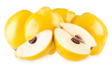 Beyaz arkaplanda izole edilmiş geniş alan derinliğine sahip quince fotoğrafı