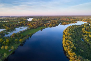 İlkbahar taşkınları sırasında Prypiac (Pripyat) nehrinin taşkın ovasının havadan çekilmiş fotoğrafı