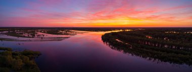 İlkbahar taşkınları sırasında Prypiac (Pripyat) nehrinin taşkın ovasının havadan çekilmiş fotoğrafı