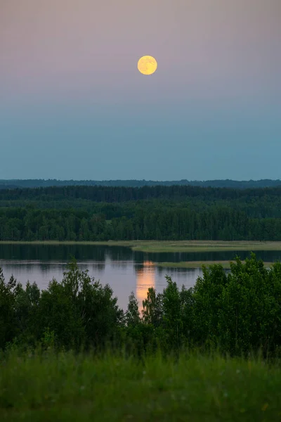 Salida Luna Parque Nacional Braslau Lakes Bielorrusia Imágenes de stock libres de derechos