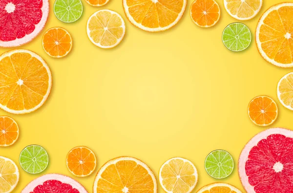 コピースペースと黄色の背景に柑橘類のスライス — ストック写真