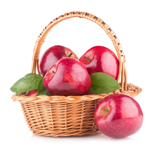 Rode appels in een mandje — Stockfoto