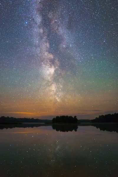 Gwiaździsta noc nad jeziorem — Zdjęcie stockowe