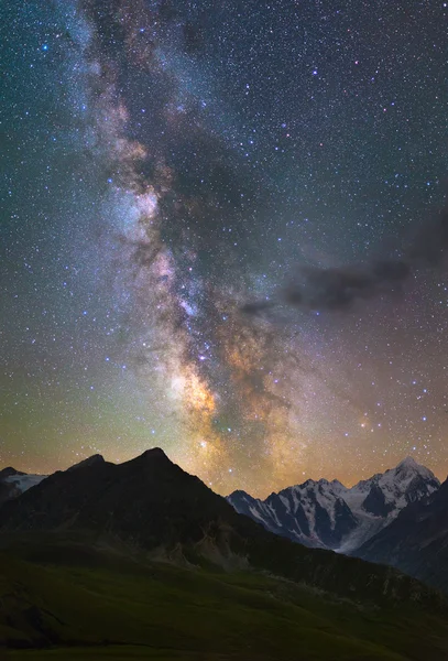 Via Lattea oltre le montagne — Foto Stock