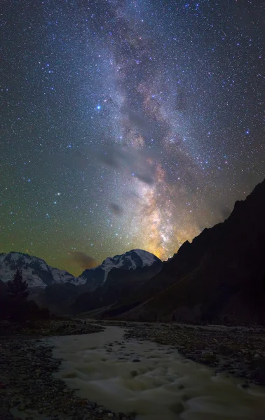 Voie lactée au-dessus des montagnes — Photo