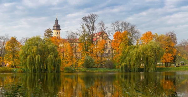 Middeleeuws kasteel in de buurt van lake — Stockfoto