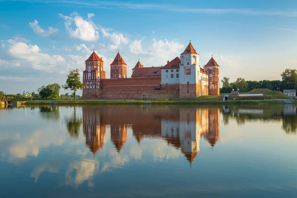 Castelo medieval perto do lago — Fotografia de Stock