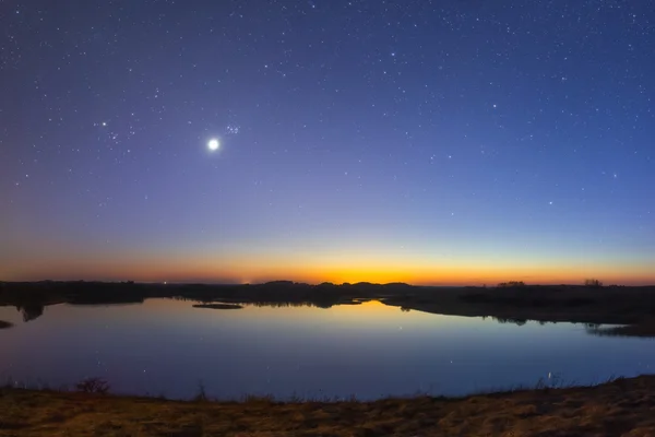 湖の上の明るい金星 — ストック写真