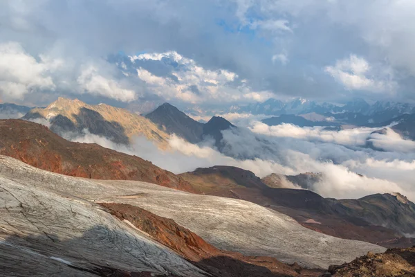 Dia nublado nas montanhas — Fotografia de Stock