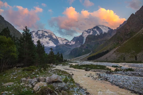 Rivière dans les montagnes du Caucase — Photo