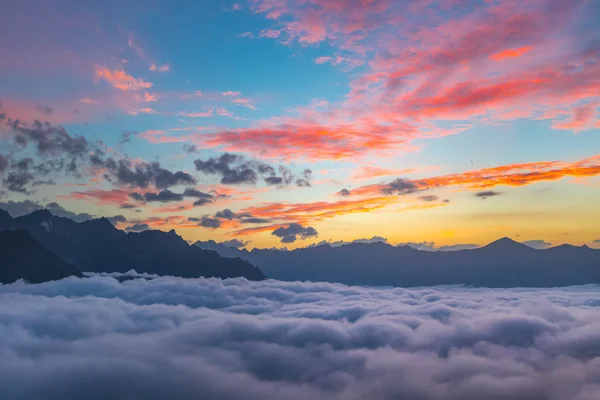 Pôr do sol sobre as montanhas do Cáucaso — Fotografia de Stock