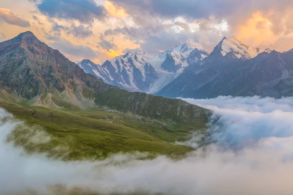 Zonsondergang over Caucasus mountains — Stockfoto