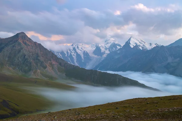 Caucasus mountains in avond — Stockfoto