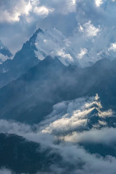 Journée nuageuse en montagne — Photo