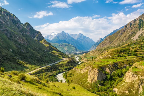 Valle della montagna nel Caucaso — Foto Stock