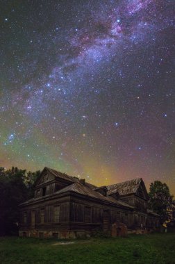 Yıldızlı gökyüzü altında eski ev
