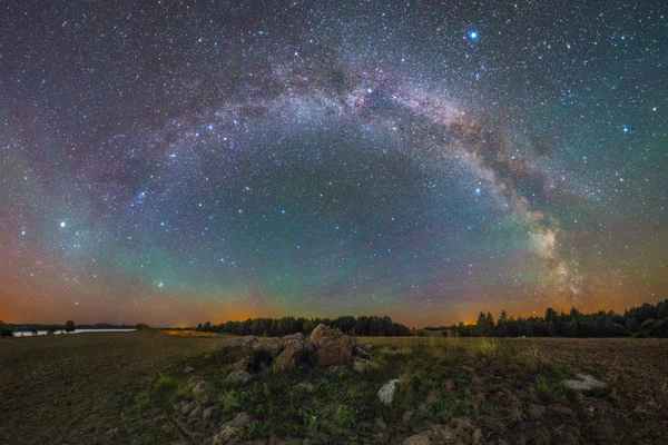 Calea Lactee peste pietre — Fotografie, imagine de stoc