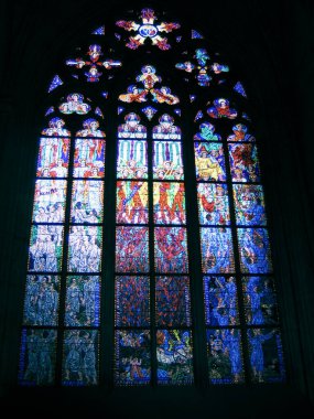 Prag, Çek Cumhuriyeti - 13 Mayıs 2005: St. Vitus Katedrali vitray penceresi Prag, Çek Cumhuriyeti