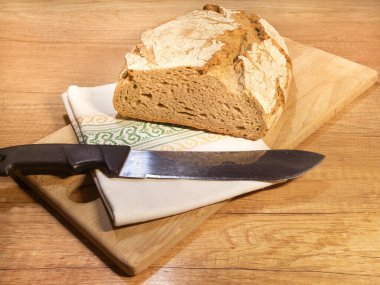 Taze pişmiş aromalı ekmek. Ekmek arası. Güzel kokulu pastalar, yakın plan. Ev yapımı ekşi ekmek. El yapımı. Gıda trendleri. Arka plan olarak çeşitli taze ekmek türleri.