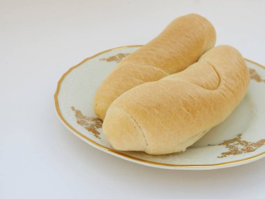 Beyaz arka planda porselen kaplama üzerinde taze ev yapımı rulo, seçici odak, fotoğraf