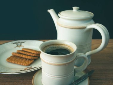 Masanın üzerinde kahve ve kurabiye, bulanık arka plan, fotoğraf.