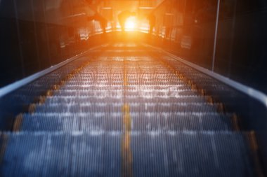 Metro İstasyonu'na ve yürüyen merdiven