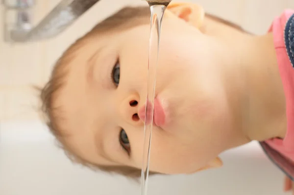 Küçük kız onun susuzluk gidermek