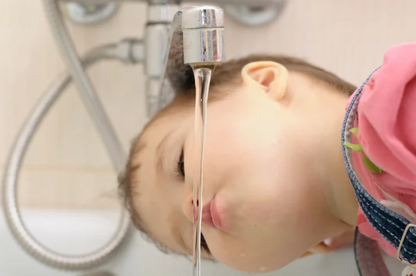 Dorst meisje drinken — Stockfoto