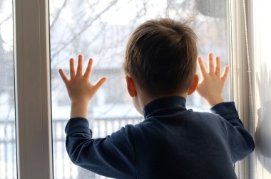 pencereden dışarı bakarak çocuğun