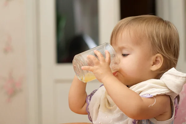 Blond liten flicka dricka naturlig saft — Stockfoto