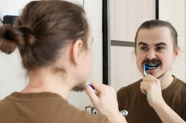 Homem irritado com a piada de abril colorindo sua escova de dentes — Fotografia de Stock