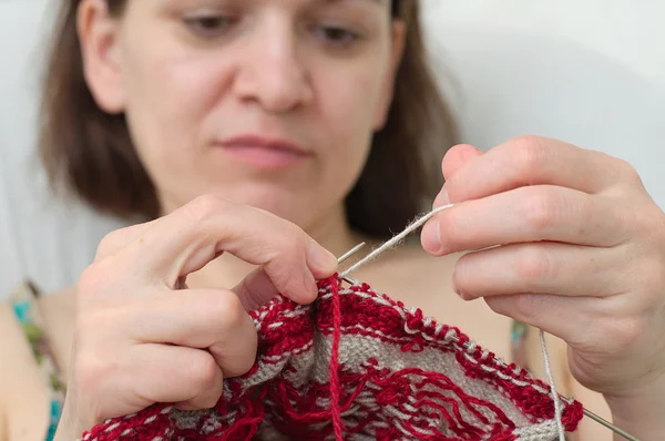 Caucasian woman knitting — Stock Photo, Image