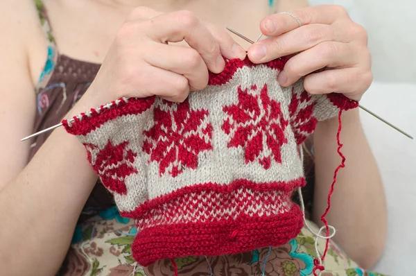 Woman knitting snowflake — Stock Photo, Image