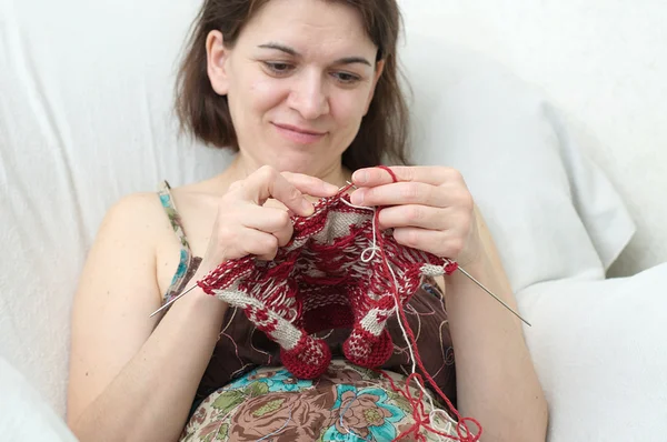 Smiling woman  knitting — Stock Photo, Image